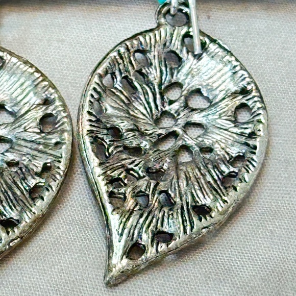 2/$15 Silver tone dangle earrings w/beads Leaves have filigree design - Picture 11 of 15